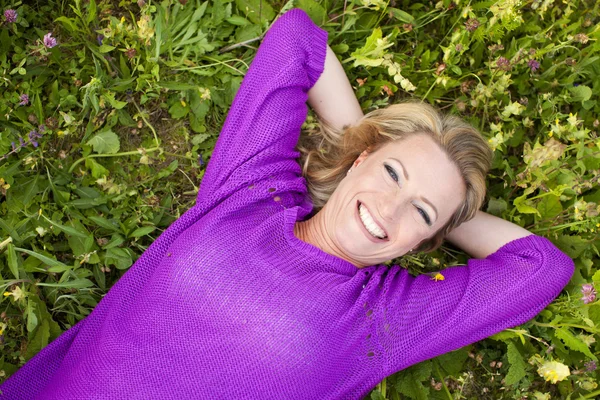 Mujer feliz en el campo de flores —  Fotos de Stock