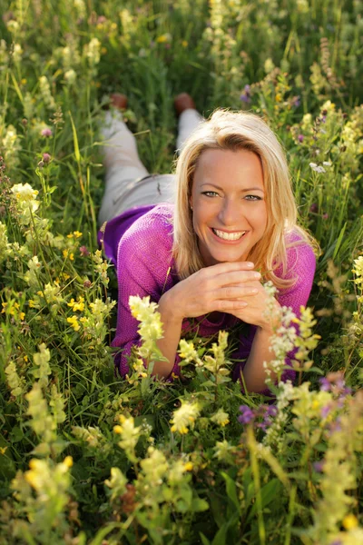 Lycklig kvinna i blomma fält — Stockfoto