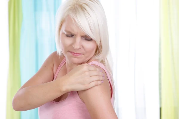 Young woman with shoulder pain — Stock Photo, Image