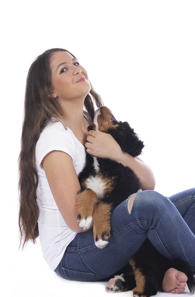 Menina adolescente com cão de montanha bernês — Fotografia de Stock