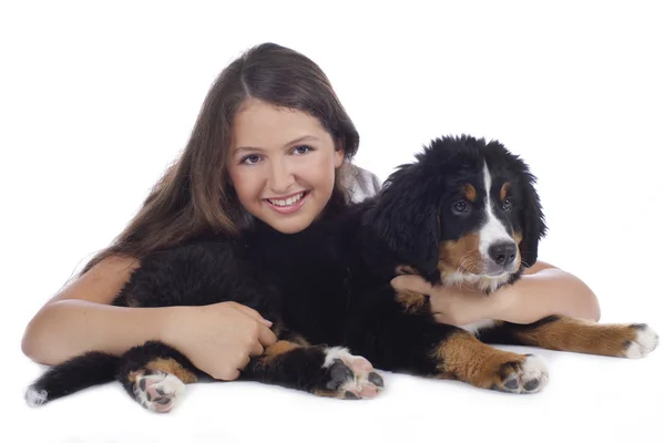 Menina adolescente com cão de montanha bernês — Fotografia de Stock