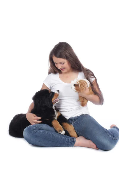 Tienermeisje met twee huisdieren — Stockfoto