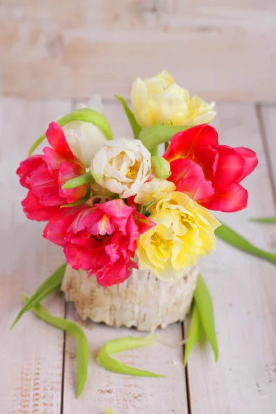 Banda bílých a červených tulipánů na dřevěné desce — Stock fotografie