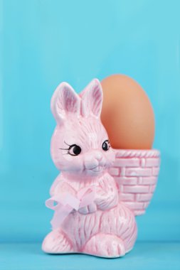 Paskalya tavşanı ile yumurta bardaklar