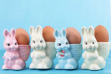 Paskalya tavşanı ile yumurta bardaklar