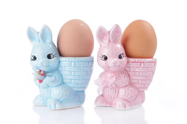 Tazas de huevo con conejito de Pascua — Foto de Stock