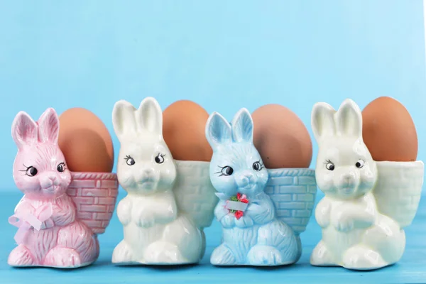 Tazas de huevo con conejito de Pascua — Foto de Stock