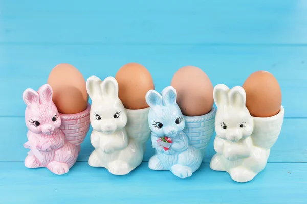 Tazas de huevo con conejito de Pascua — Foto de Stock