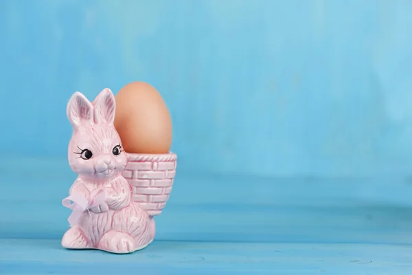 Tazas de huevo con conejito de Pascua Imágenes de stock libres de derechos