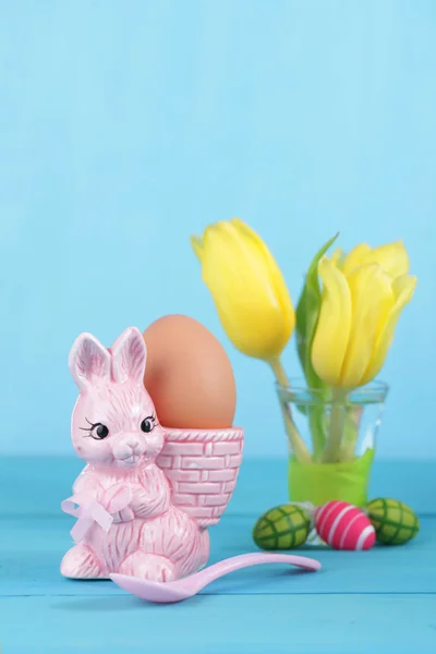 Taza de huevo con conejito de Pascua Fotos de stock libres de derechos