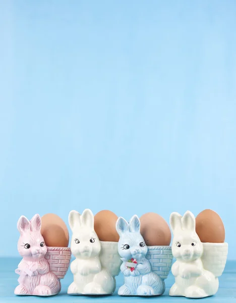 Tazas de huevo con conejito de Pascua Imagen de stock