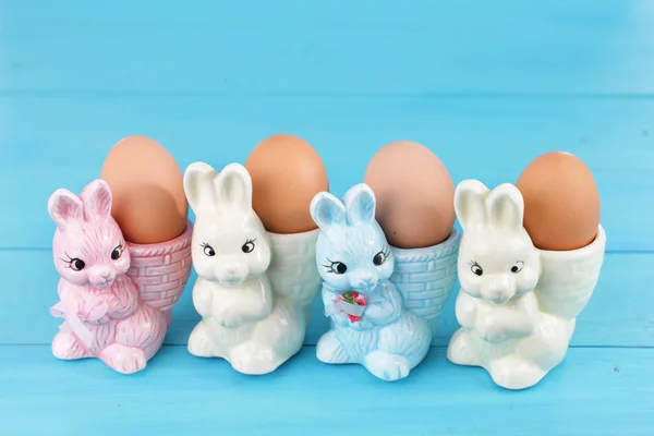 Tazas de huevo con conejito de Pascua Imagen de archivo