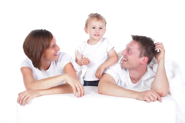 Kleine gelukkige, familie geïsoleerd — Stockfoto