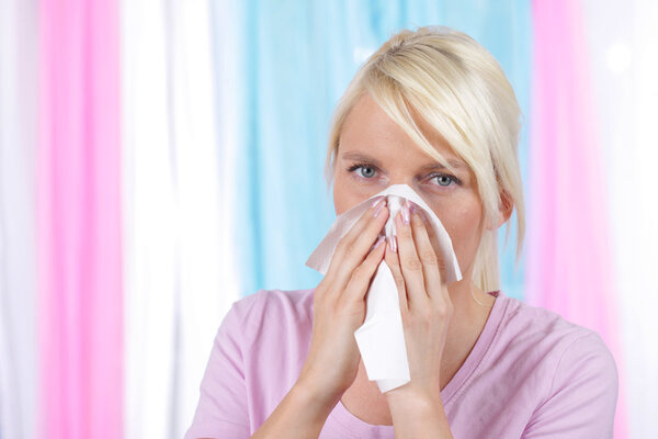 Женщина, сморкающая в нос