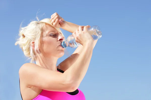 水のボトルと女性は、夏の暑さを感じています。 — ストック写真