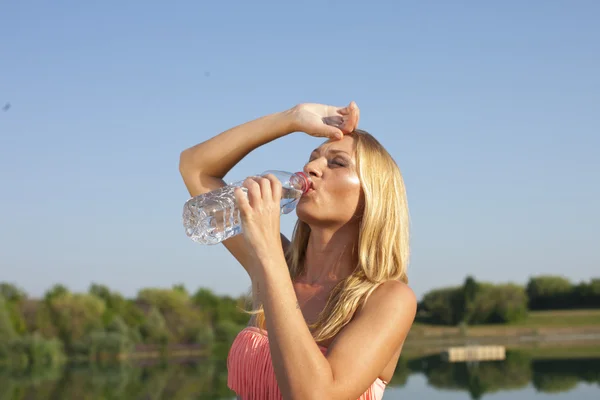 Jeune femme boire de l'eau en été chaud — Photo