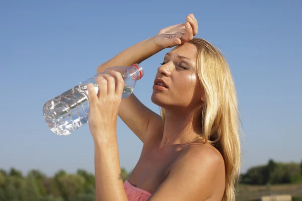 Jeune femme boire de l'eau en été chaud — Photo