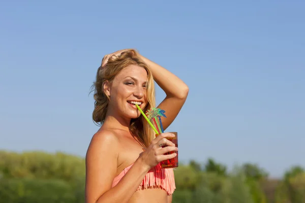 Mulher feliz com bebida fresca em férias — Fotografia de Stock