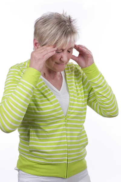 Пожилая женщина с головной болью — стоковое фото