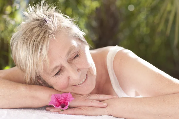 Senior vrouw ontspant buiten — Stockfoto