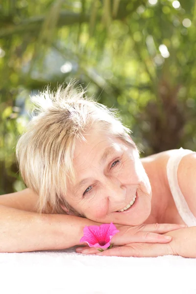 Senior vrouw ontspant buiten — Stockfoto