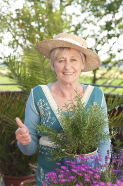 Çiçekli mutlu yaşlı kadın.