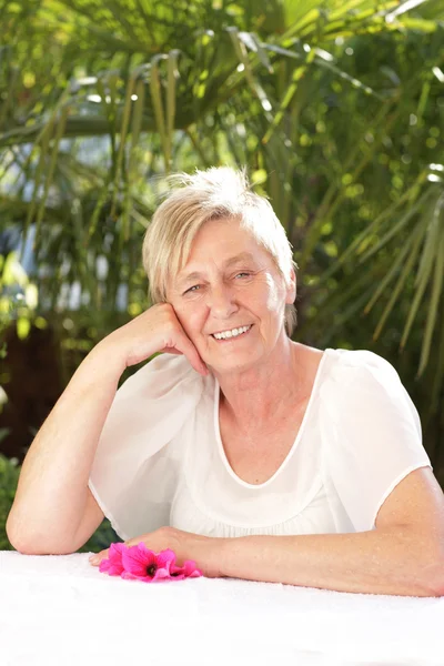 Szczęśliwa kobieta starszy relaksuje latem odkryty — Zdjęcie stockowe