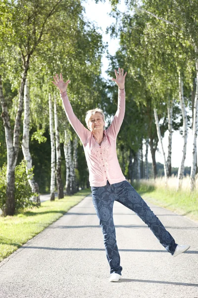 Gelukkig senior vrouw actief in de natuur — Stockfoto