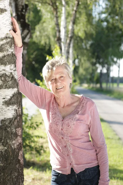 Mulher idosa feliz ativa na natureza — Fotografia de Stock