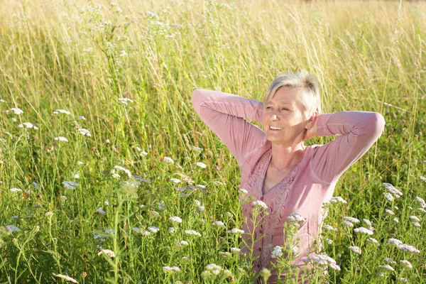 Mulher idosa feliz ativa na natureza — Fotografia de Stock