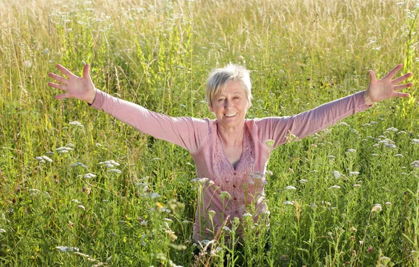 Счастливая пожилая женщина, активная в природе — стоковое фото