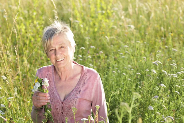 Mulher idosa feliz ativa na natureza — Fotografia de Stock