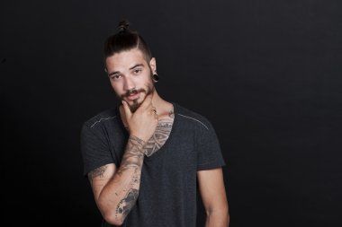 At kuyruğu ve düşünme dövmeler ile genç adam