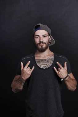 Dövme ile ciddi kentsel delikanlı