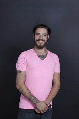 Dostu genç at kuyruğu olan adam dövme