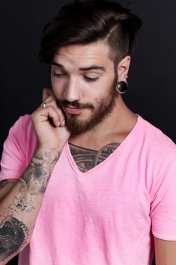 Genç adam düşünüyor.