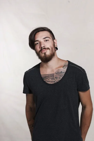 Hombre urbano joven serio con tatuaje — Foto de Stock