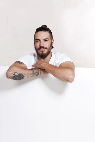Barátságos fiatal tattoo férfi copf — Stock Fotó