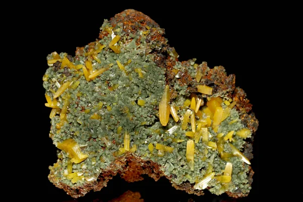 Matrisin üzerinde San Juan Poniente Damarı 'nın yeşil mimetitleri olan karamelli Wulfenite kristalleri var.
