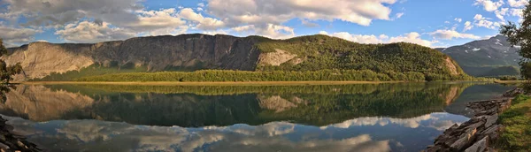 Beiarelva wiht dağ manzarası olarak adlandırılan nehrin üzerinde arka planda İskandinav Panorama Peyzajı fotoğrafı - Beiarn, Kuzey Norveç 'te Dağ Seglfjellet ve nehir. Norveç 'in en iyi somon nehirlerinden biri.