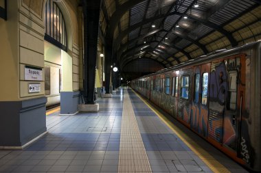 Tren kalkış bekleyen metro istasyonu