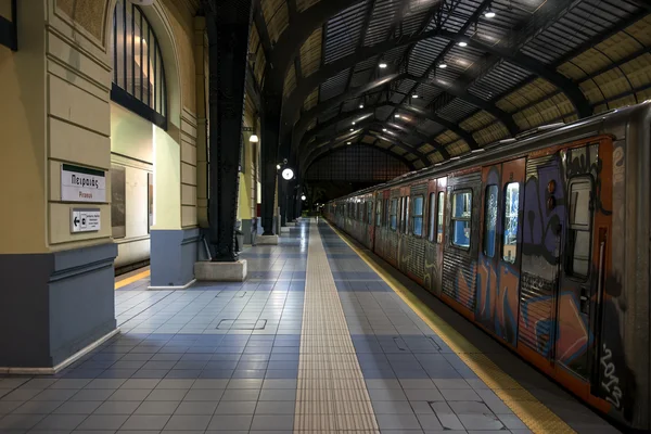 Train at metro station awaiting departure — Stock Photo, Image