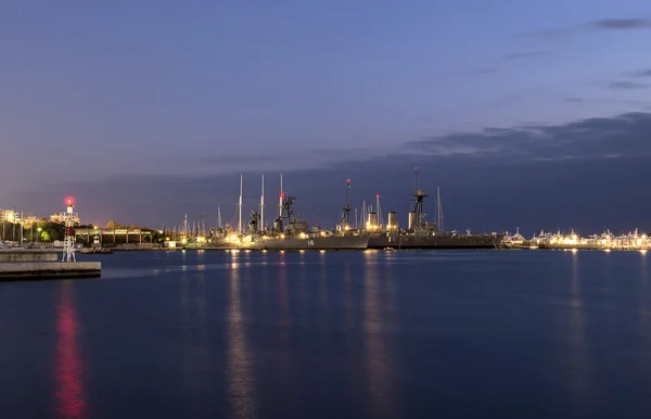 Acorazado en el puerto por la noche — Foto de Stock