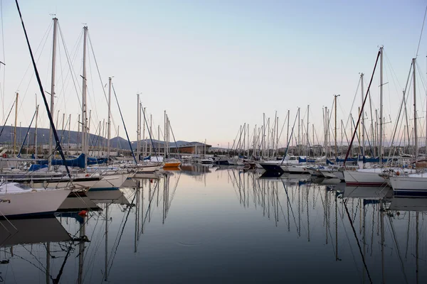 Barcos en marina tiempo del día —  Fotos de Stock