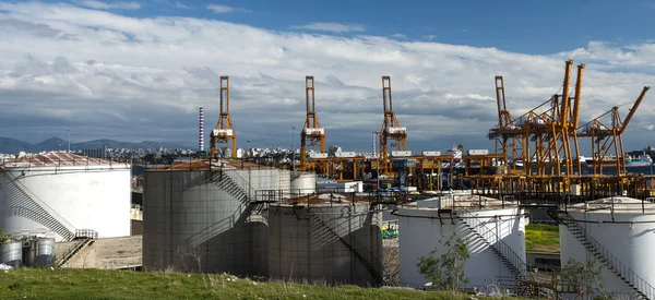 Öltanks im Hafen Stockbild