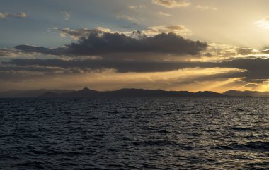 Denizin üzerinde gün batımı