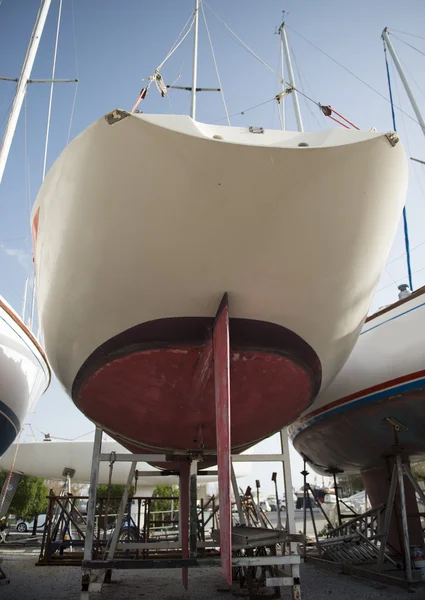 Båt botten på dock — Stockfoto