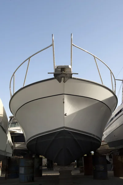 Barco na doca de reparação . — Fotografia de Stock