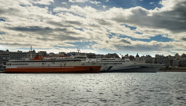 Výletní lodě v přístavu piraeus v Athénách, Řecko — Stock fotografie