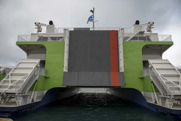 Hoge snelheid passagiers en vracht catamaran — Stockfoto